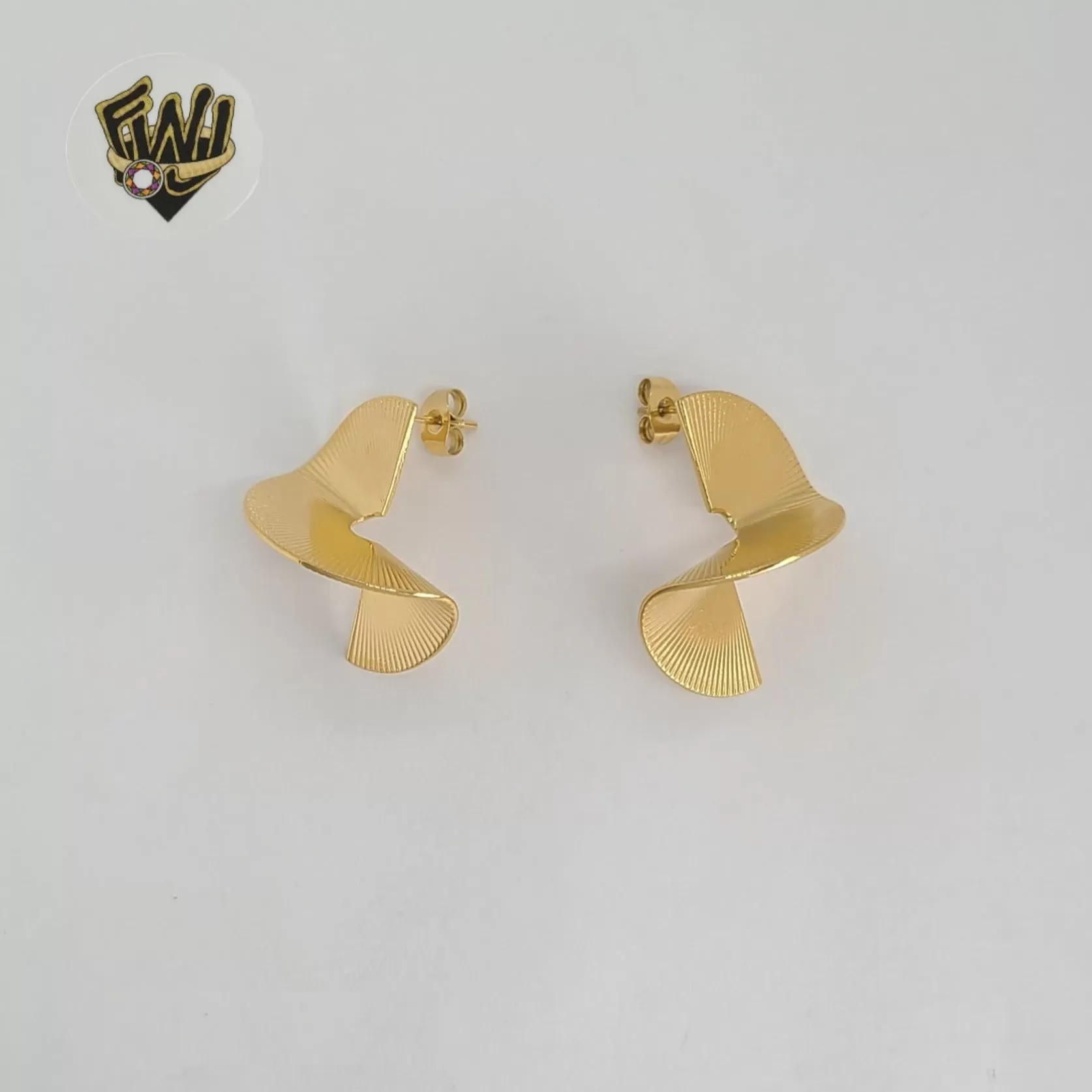 (4-2148) Stainless Steel - Twisted Fan Stud Earrings.