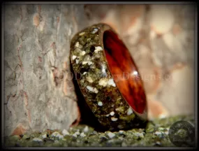 Bentwood Ring - Santos Rosewood Wood Ring with Hawaiian Papakolea Olivine Beach Sand Inlay